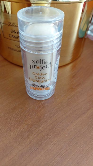 złoty rozświetlacz w sztyfcie Selfie Project x DRE$$CODE (Golden Glow, 16 g)