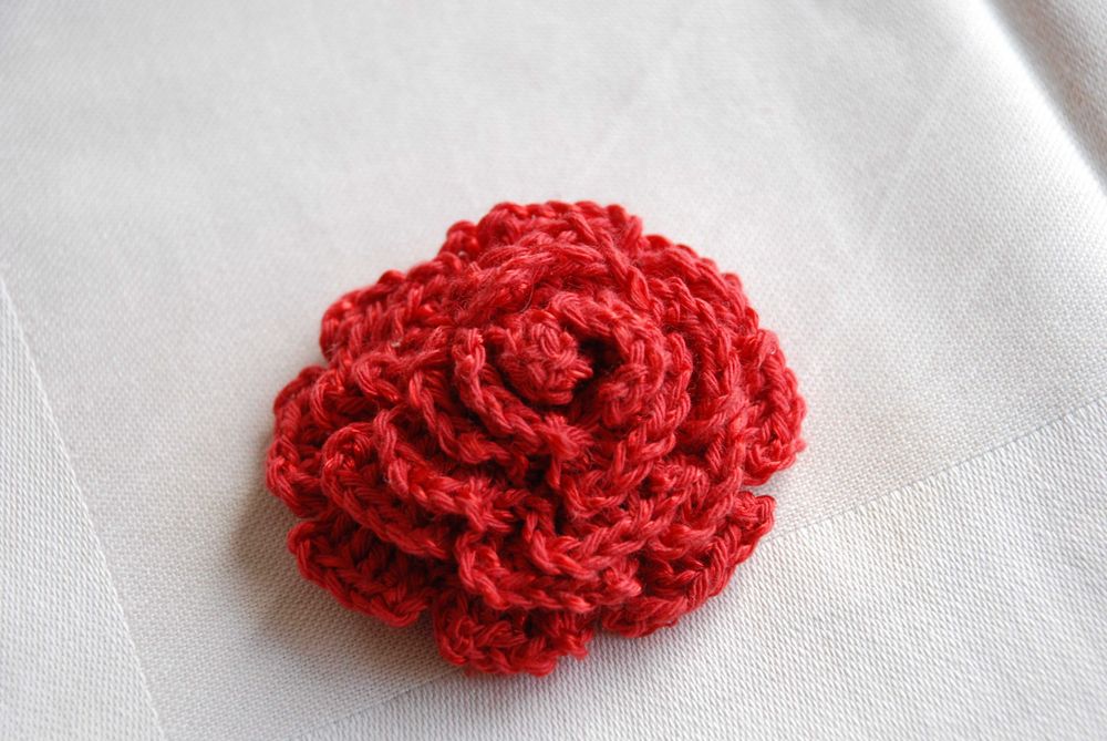 Broszka róża robiona na szydełku