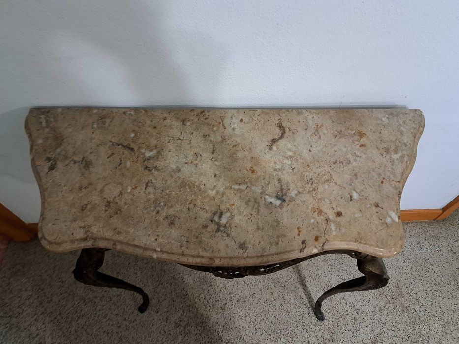 Mesa em metal com tampo de mármore