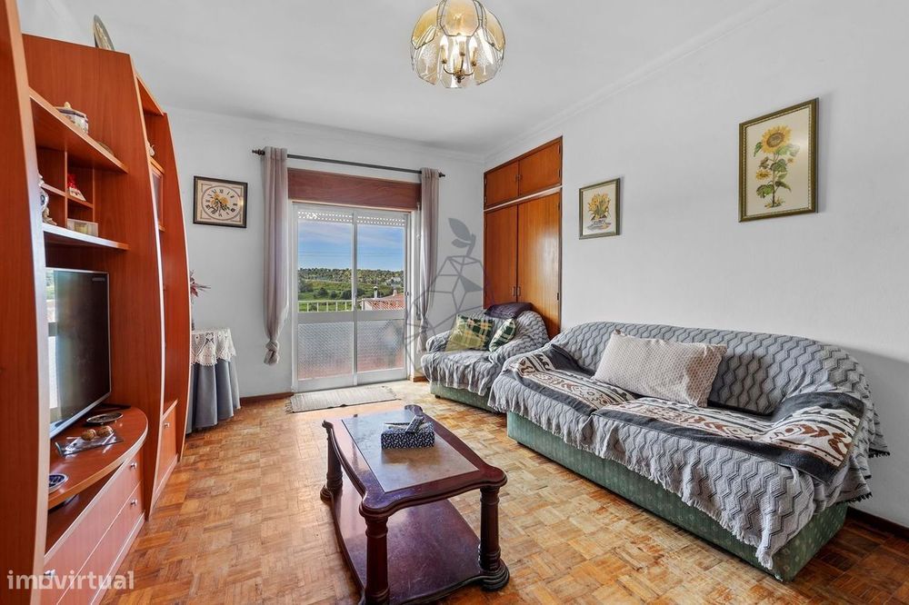 Apartamento T2 com Terraço Privativo em Zona Tranquila de Estômbar