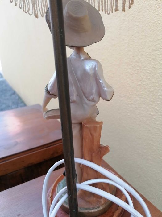 Candeeiro antigo de mesa em marfinite tulipa branca