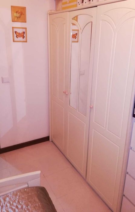 Cama de solteiro e roupeiro lacados a branco