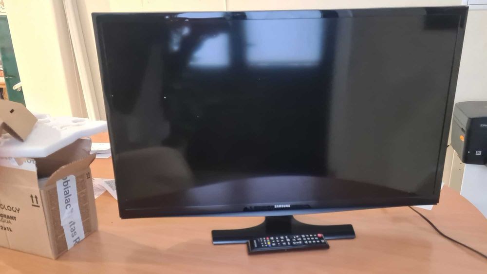 Televisor Samsung de 32" ( com pequena mancha no ecran)