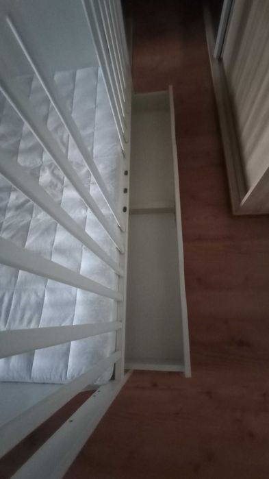 Łóżeczko niemowlęce z szufladą