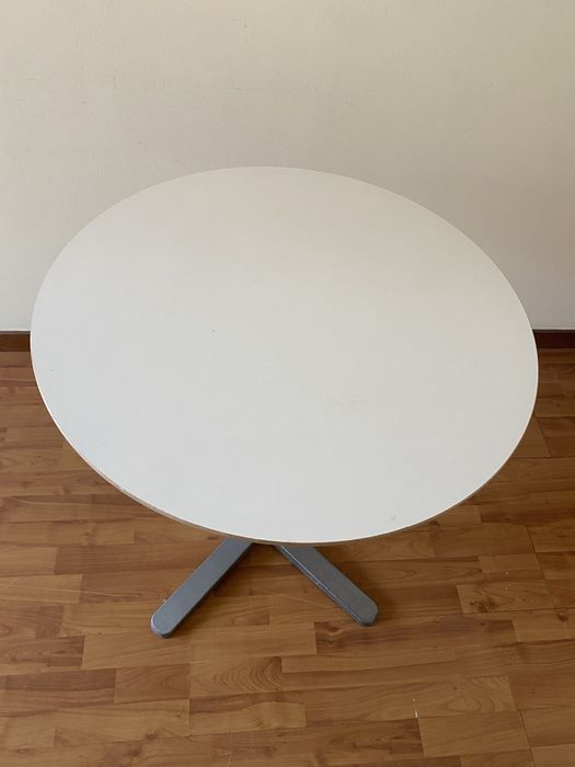 Duas mesas brancas redondas IKEA para interior ou exterior resistentes