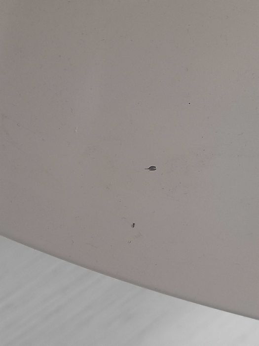 Duży biały metalowy klosz