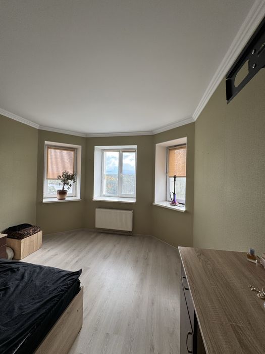 Здається 1 кімнатна в новобудові р-н Корбутвка.На короткий термін.