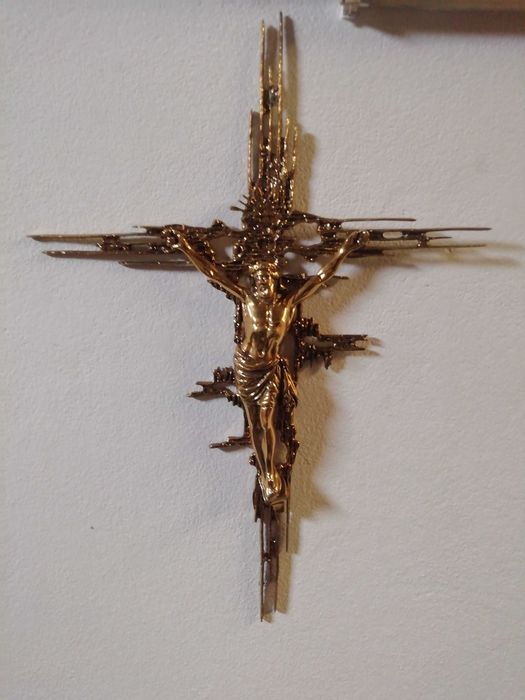 Cruxifixo em latão