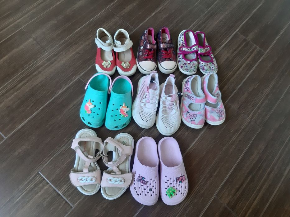 Взутя для дівчинки, кросівки, туфлі, макасіни.