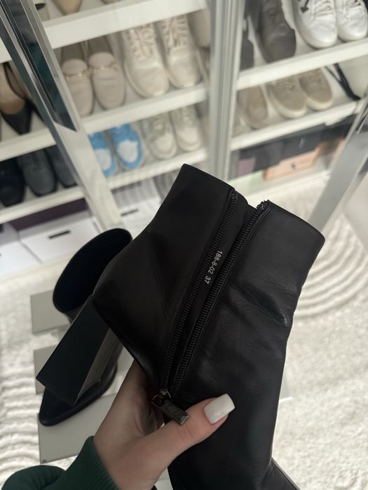 Шкіряні чоботи на підборах Estro