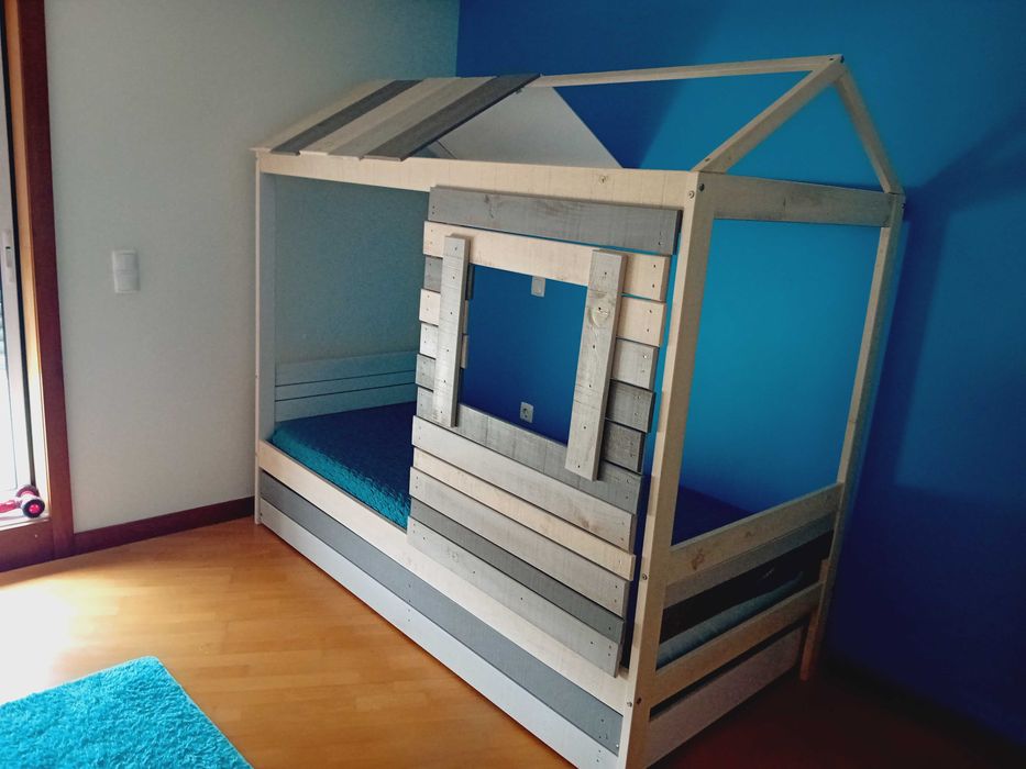 Cama de menino com muito pouco uso