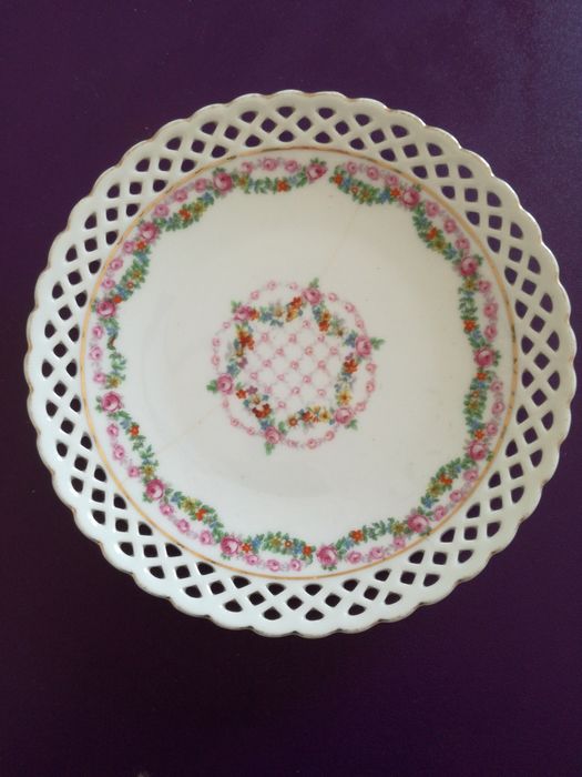 Prato em porcelana fina alemã, Bavaria Schumann.
 RARO, com borda reti