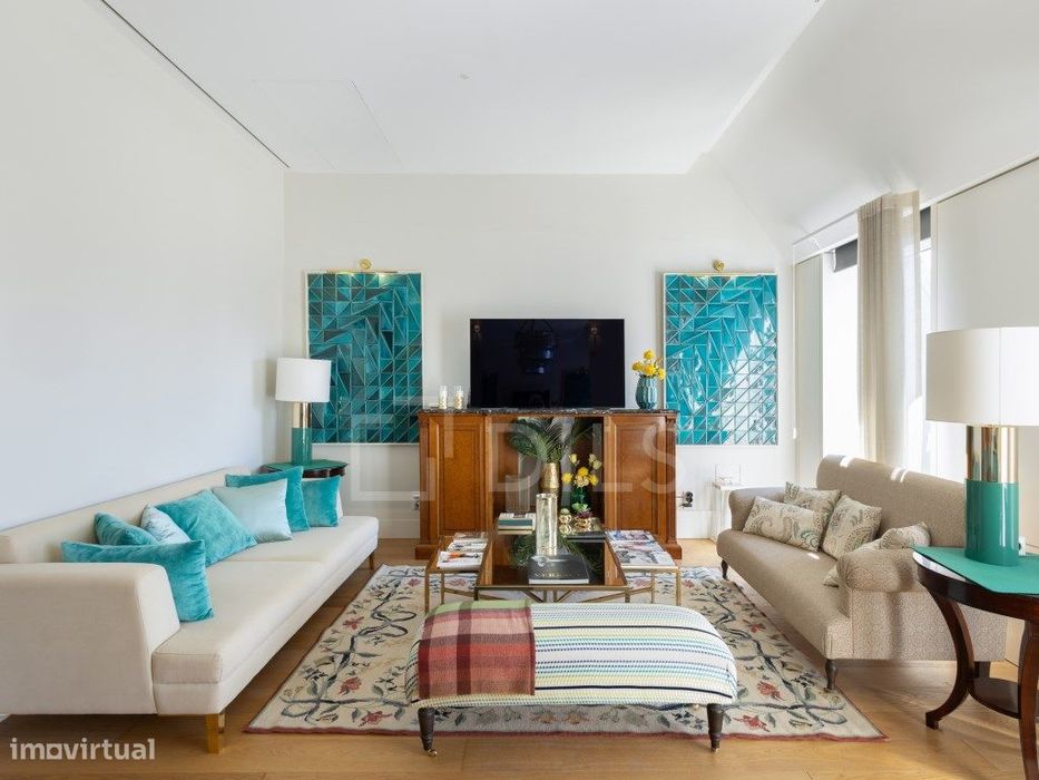 Apartamento T3 duplex com estacionamento, na Avenida da Liberdade