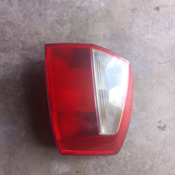 Farol tras lado passageiro audi a4 b6 carro( nao tenho do outro lado)