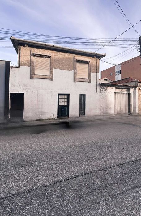 Moradia com 1.051 m² de terreno em Perafita – oportunidade para reabilitação ou reconstrução