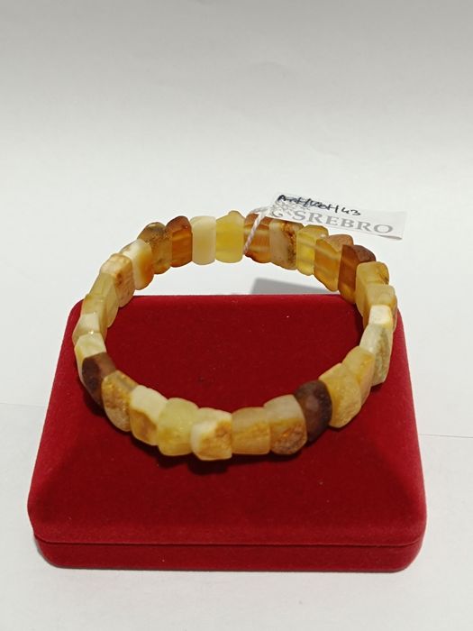 Bransoletka dostępna gumce z mlecznego bursztynu