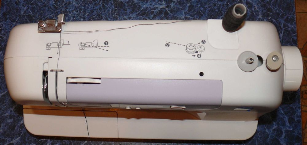 Комп'ютерна швейно-вишивальна машина Brother RS-240 Computer