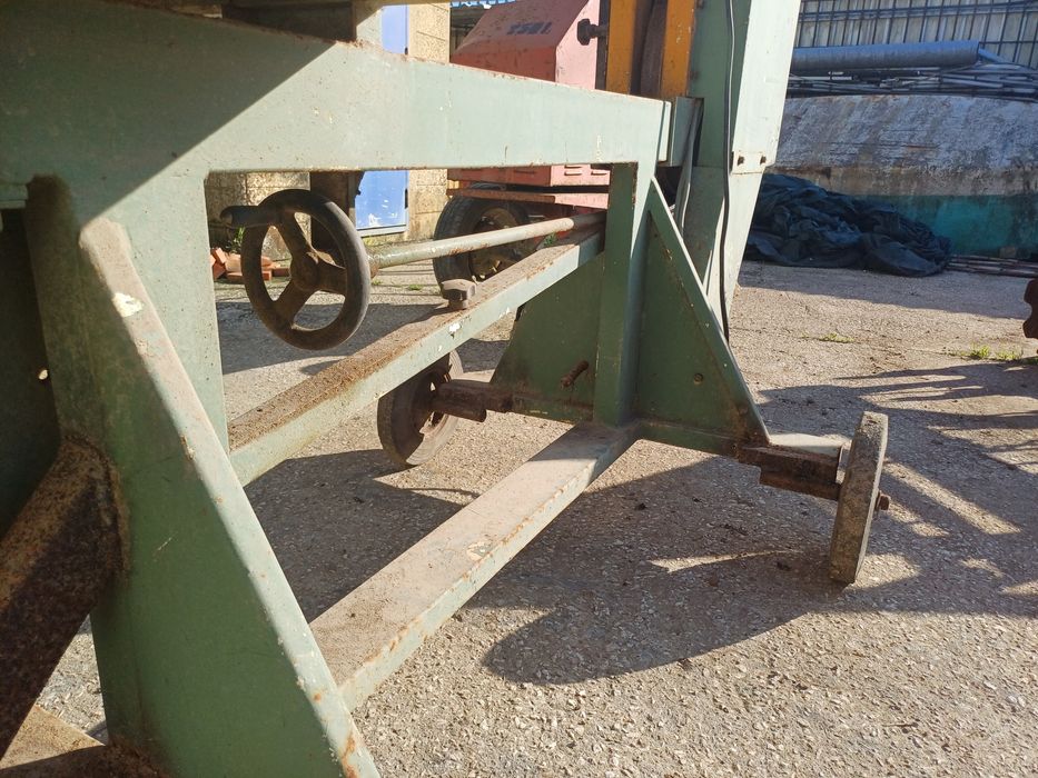 Serra de cortar madeira ou painel sandwich