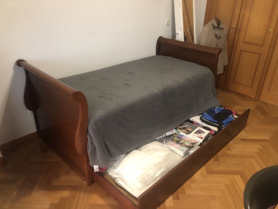Cama de solteiro/a em madeira