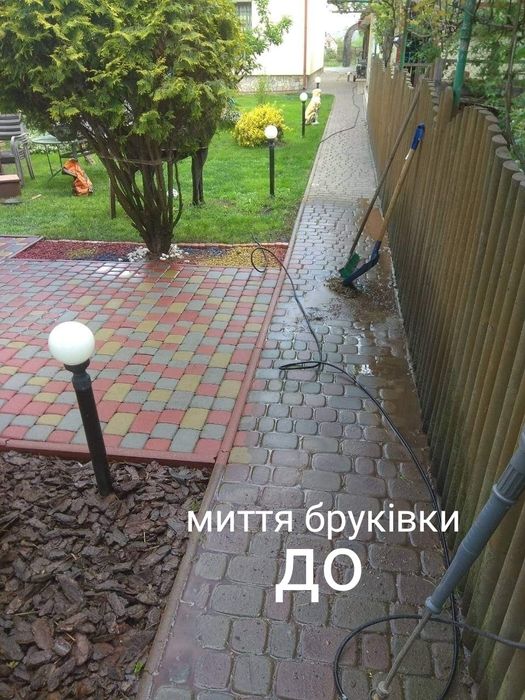 Миття та фарбування даху фасаду бруківки