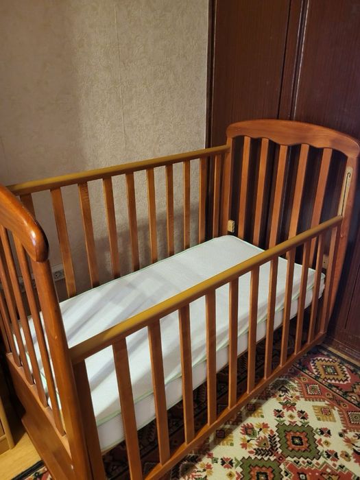 Дитяче дерев’яне ліжечко