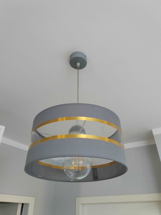 Lampa z żarówka w idealnym stanie