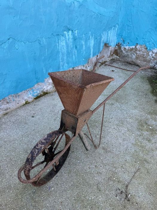 Distribuidor de adubo antigo