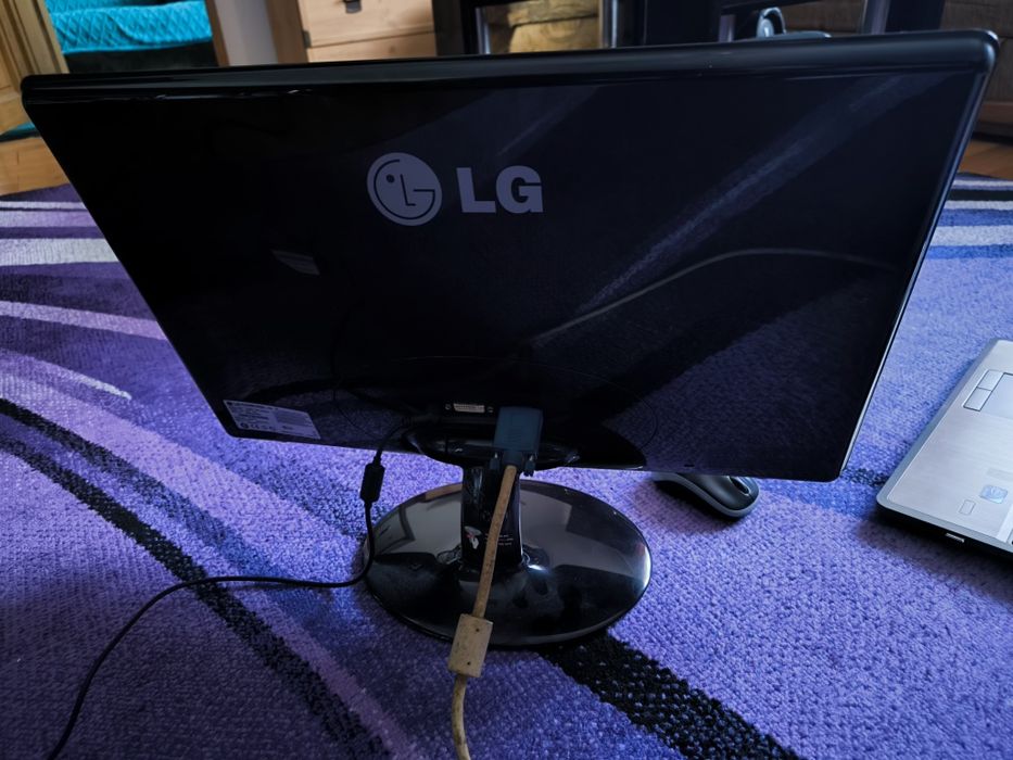 Monitor LED /LG flatron 22 całe model e2250t