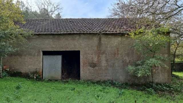 Vende se terreno, armazéns agrícolas