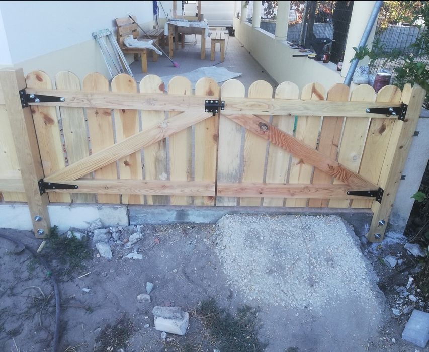 Portões de madeira rústica e muito robusta.