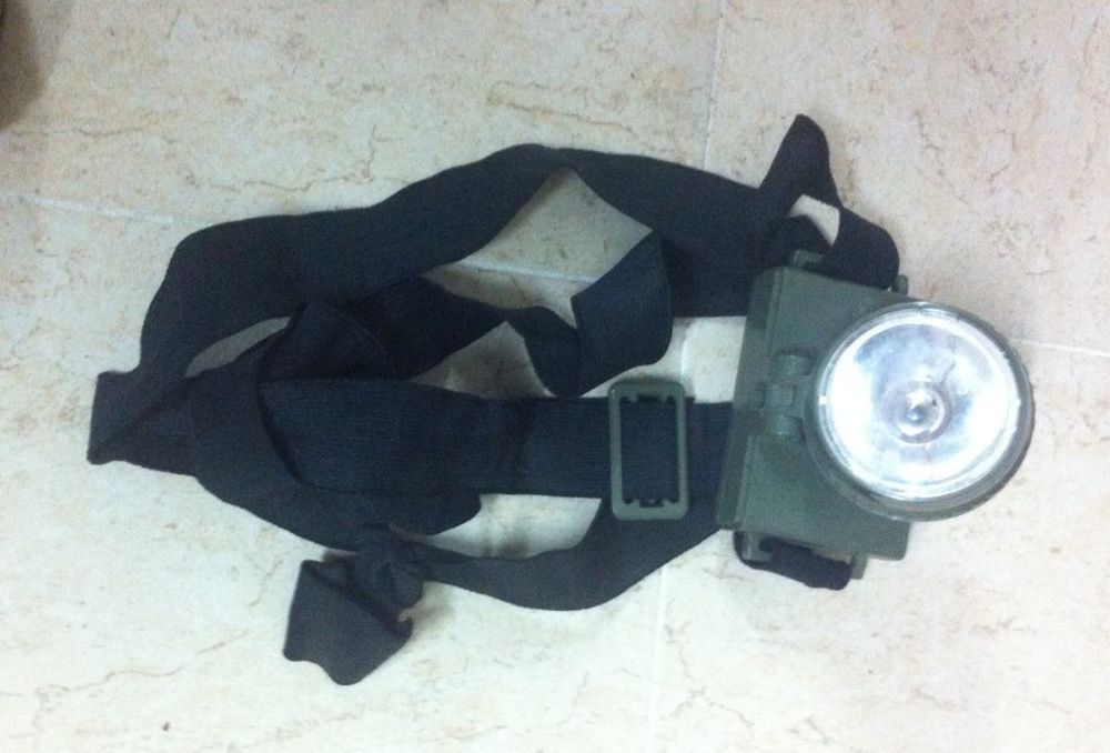 Lanterna militar antiga para capacete