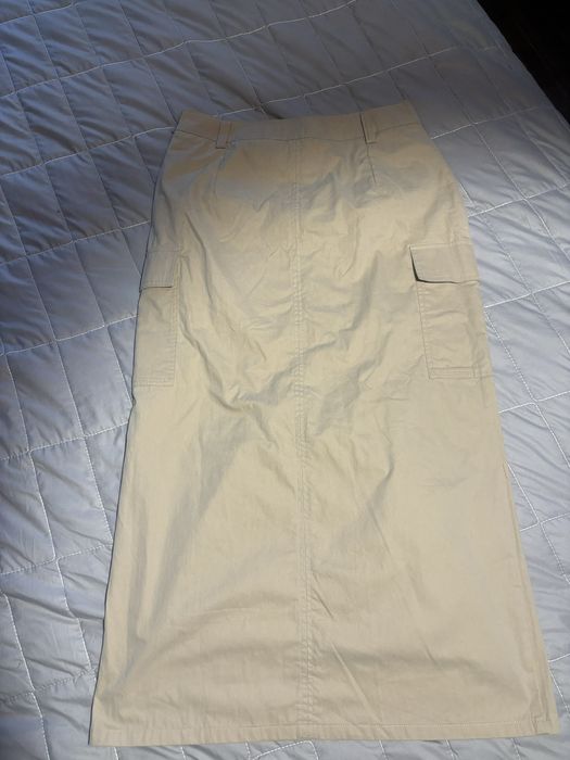 Бежева спідниця міді