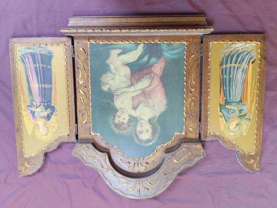 Triptico em madeira, do tipo arte sacra