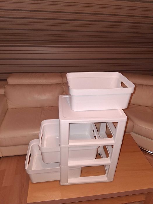 Organizer biały składany na kółkach.