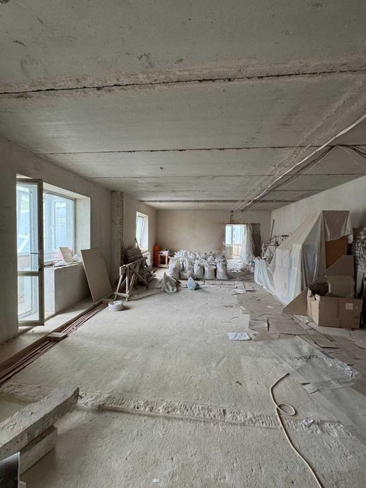 Продається простора двостороння квартира 84.3 м² у зданому будинку по вул. Целевича