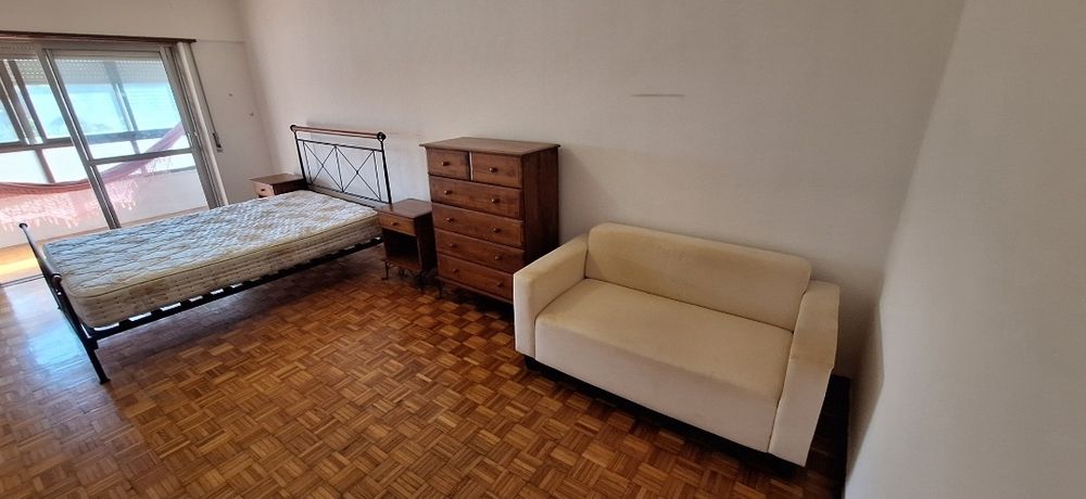 Cama casal em ferro+ mesinhas+ colchão
