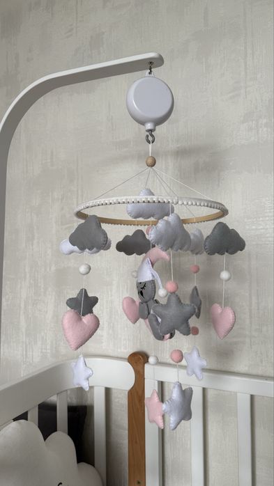 Мобіль з фетру в дитяче ліжечко