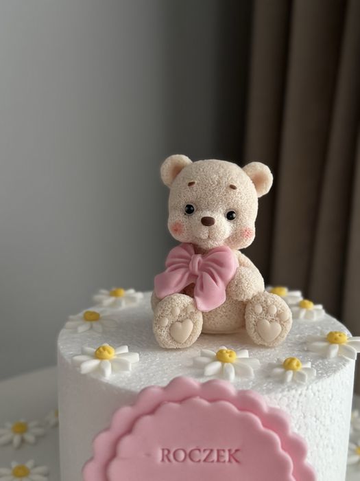 Zestaw ozdób na tort dla dziewczynki Miś , stokrotki , tabliczka personalizowana