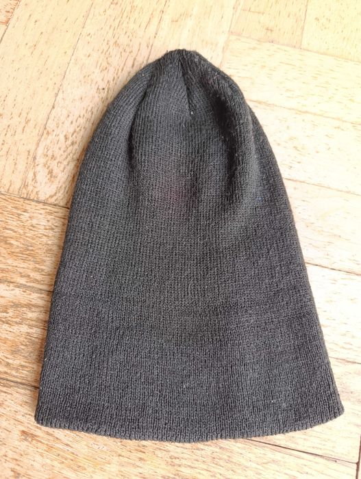 Czapka na głowie czarnego koloru unisex stylową