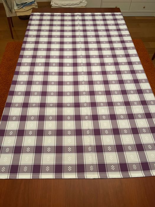 Toalha de mesa quadrada aos quadrados branca e lilás