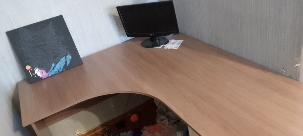 Продам угловий комп'ютерний стіл