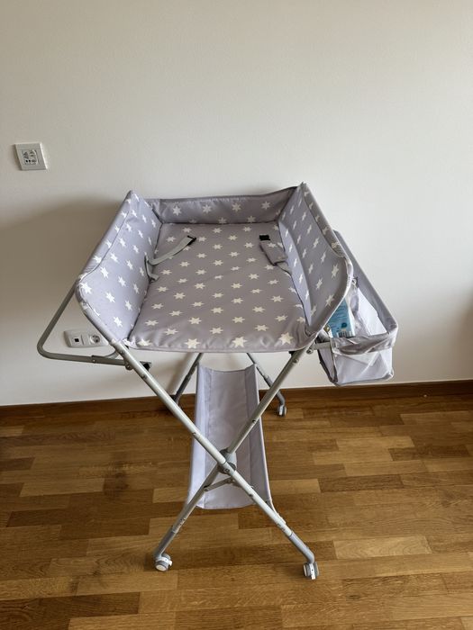 Mesa muda-fraldas com Altura ajustável, Dobrável