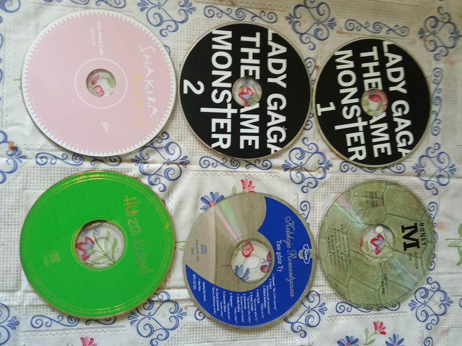 Płyty CD bez opakowań