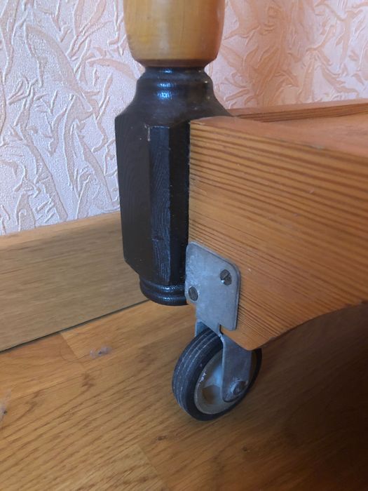 Передвижной столик на колесах