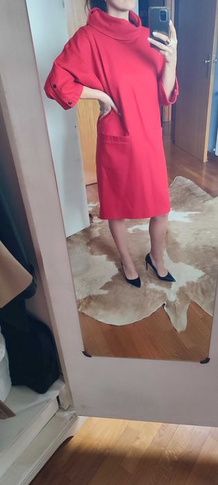 Vestido vermelho midi, com gola e botões