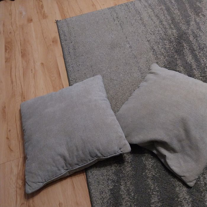 Poduszki szare 40x40 używane