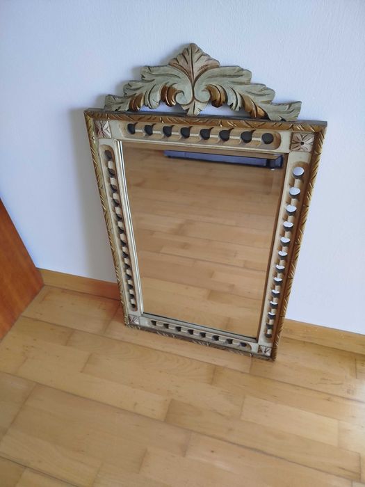Espelho Antigo em madeira entalhada