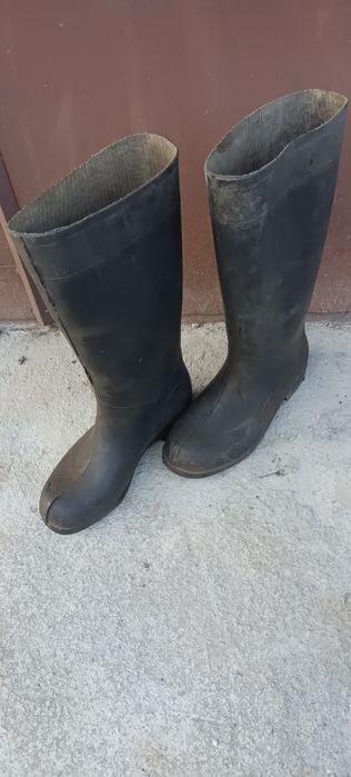 Продам ризинову обув в гарному стані