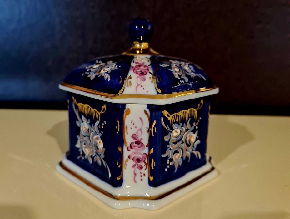 Caixinha de porcelana pintada à mão