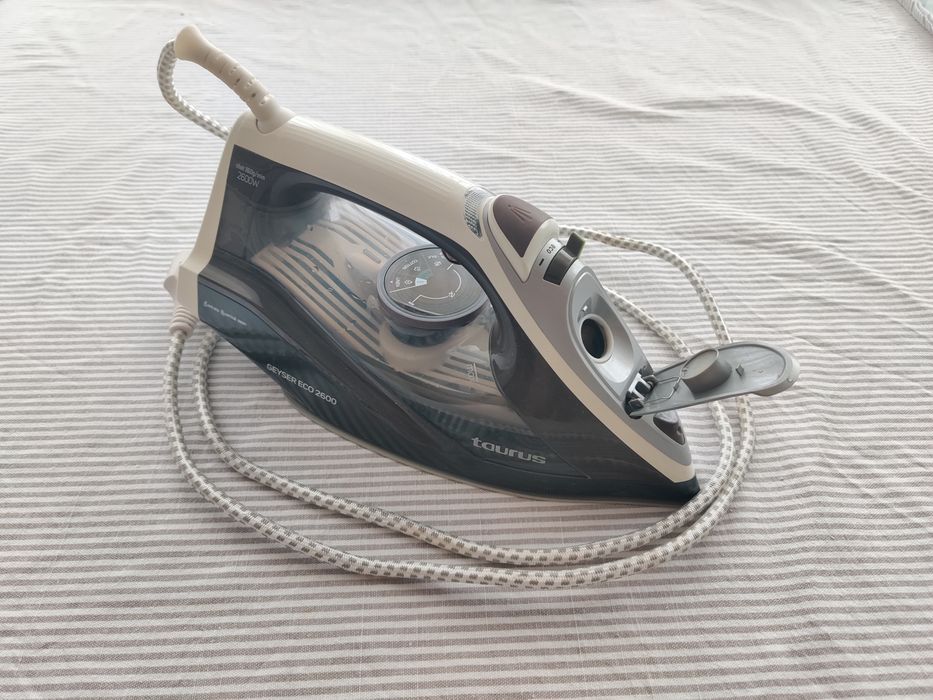 Ferro de Engomar Taurus 2600W